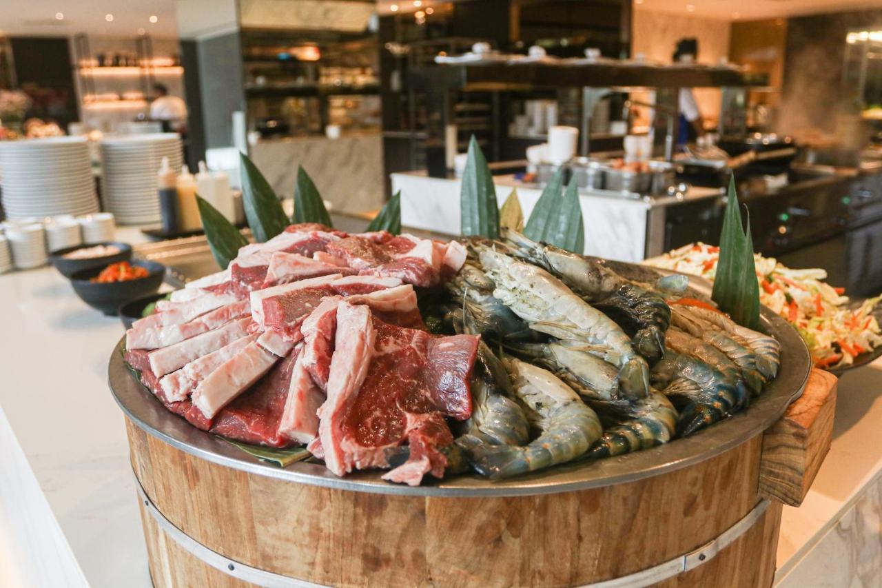 Chatrium Grand Μπανγκόκ Εξωτερικό φωτογραφία A selection of fresh meat and seafood at a buffet