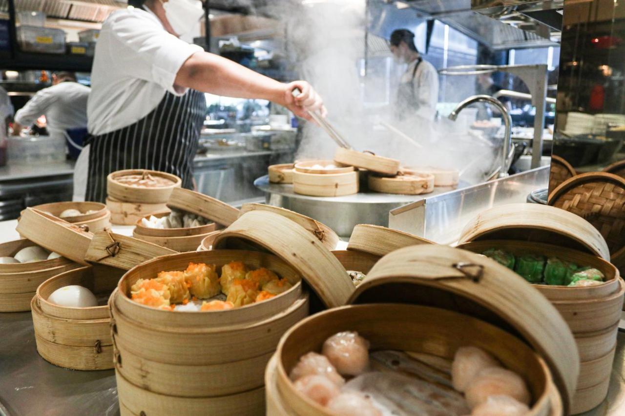 Chatrium Grand Μπανγκόκ Εξωτερικό φωτογραφία Dim sum being prepared in a restaurant