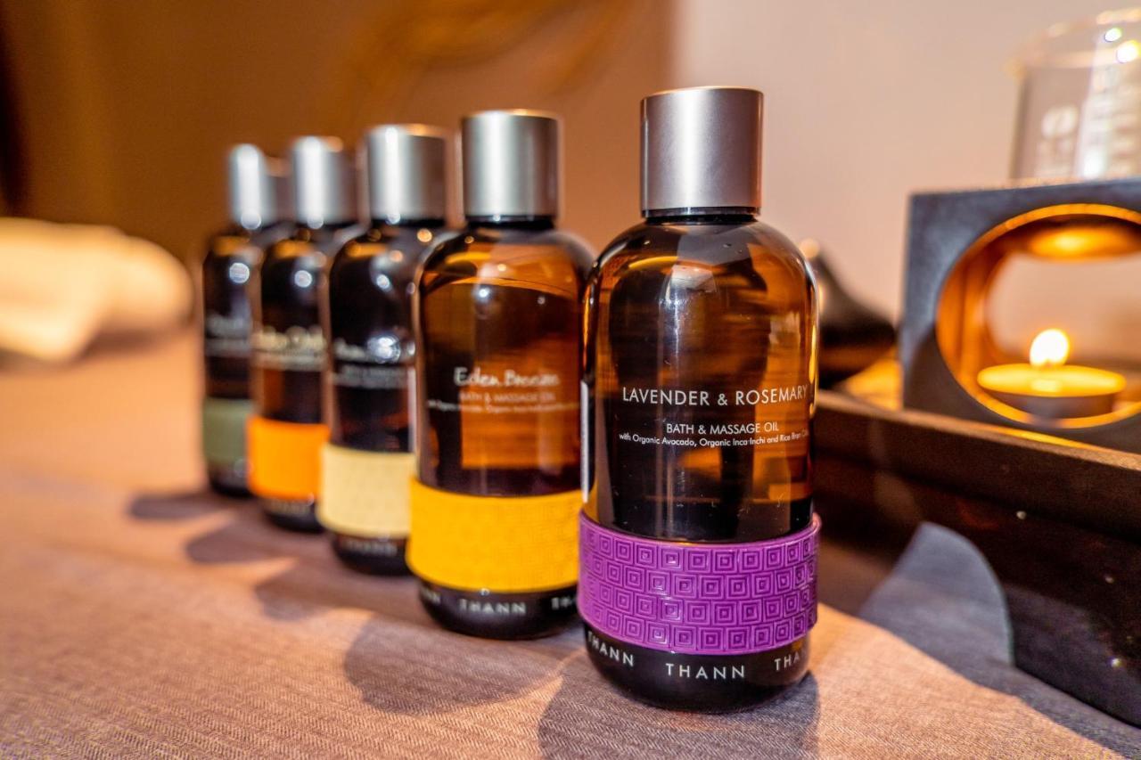 Chatrium Grand Μπανγκόκ Εξωτερικό φωτογραφία Essential oil bottles