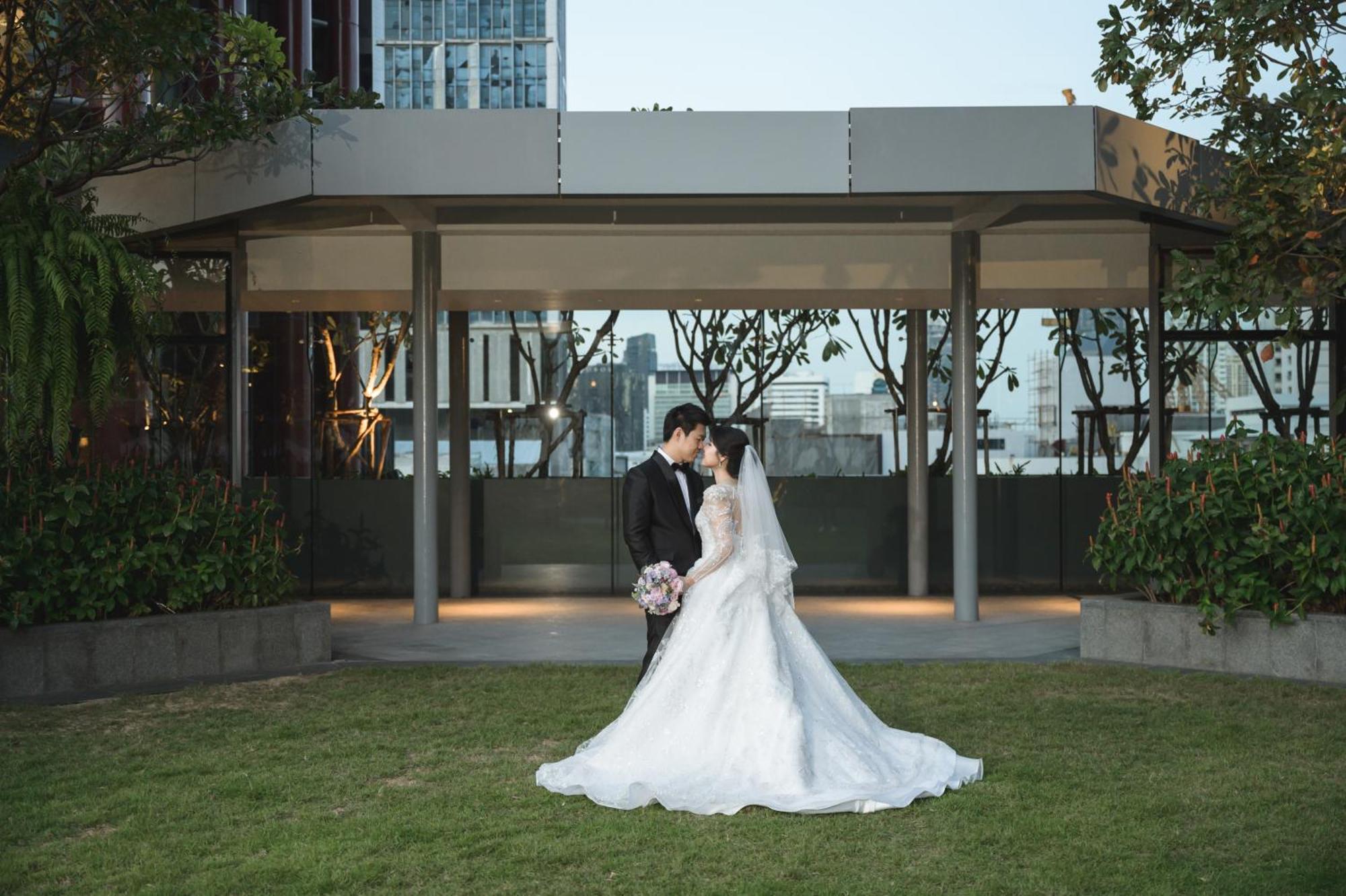 Chatrium Grand Μπανγκόκ Εξωτερικό φωτογραφία A Thai couple in wedding attire